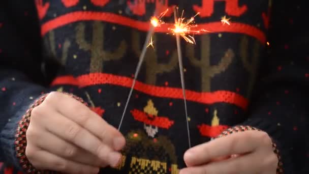 Chica Tiene Una Luz Bengala Mano Año Nuevo Navidad — Vídeos de Stock