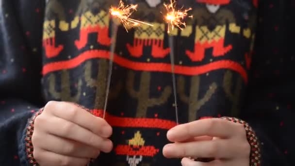 Het Meisje Houdt Een Bengaals Licht Hand Nieuwjaar Kerstmis — Stockvideo