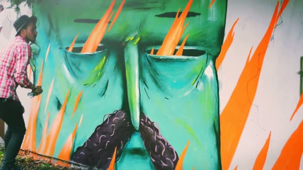 Konstnären Ritar Graffiti Ett Staket Graffiti Ett Staket — Stockvideo
