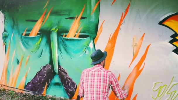 Artiste Dessine Des Graffitis Sur Une Clôture Graffiti Sur Une — Video