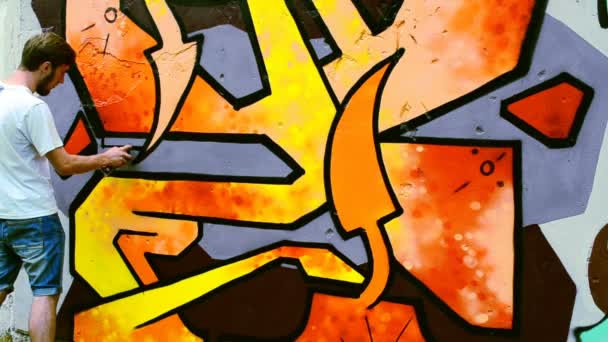 Umělec Kreslí Graffiti Plot Graffiti Plotě — Stock video