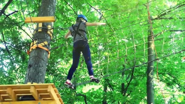 Das Mädchen Überwindet Hindernisse Zwischen Bäumen Der Höhe Seilerstadt Dreharbeiten — Stockvideo