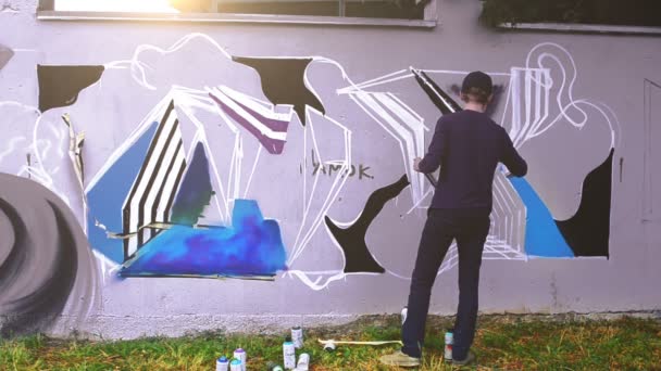 Der Künstler Zeichnet Graffiti Auf Einen Zaun Graffiti Zaun — Stockvideo