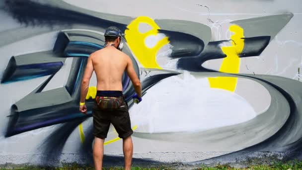 Kunstenaar Tekent Graffiti Een Hek Abstracte Tekening — Stockvideo