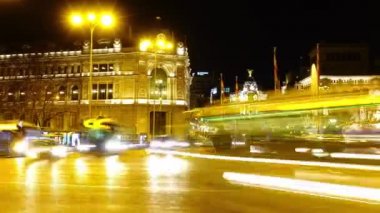 Madrid 'deki Cibeles çeşmesi. Madrid 'de gece trafiği. Zaman aşımı.