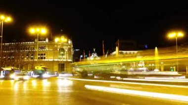 Madrid 'deki Cibeles çeşmesi. Madrid 'de gece trafiği. Zaman aşımı.