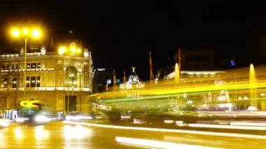 Madrid 'deki Cibeles çeşmesi. Madrid 'de gece trafiği. Zaman aşımı.