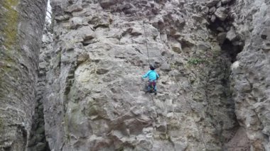 Tırmanışçılar kayalara tırmanmak için çalışır..