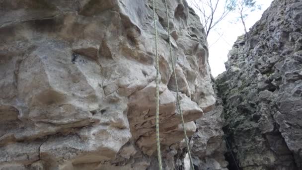 登山者训练爬上岩石 — 图库视频影像