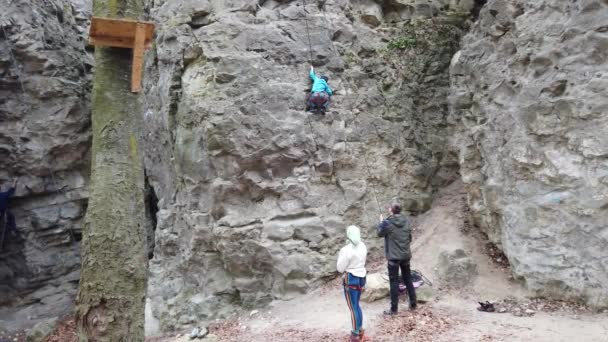 Klättrare Tränar För Att Klättra Klipporna — Stockvideo