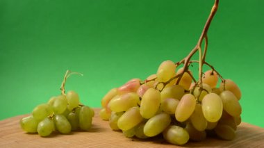 Mutfak tahtasındaki üzümler. Harekette çekim..