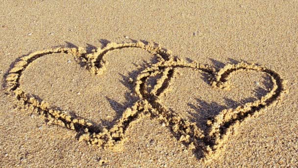 Coração Desenho Areia Coração Levado Por Uma Onda Mar Tiro — Vídeo de Stock
