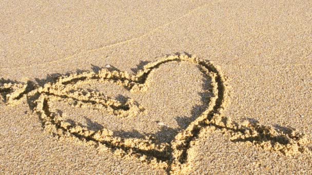 Cuore Disegno Sabbia Cuore Lavato Onda Mare Girare Sulla Spiaggia — Video Stock