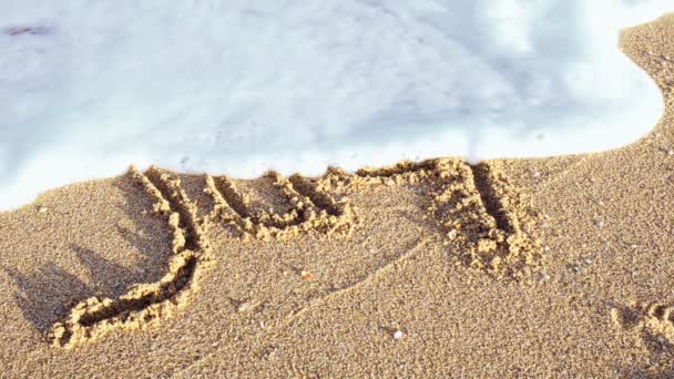 7月在沙地上征兵 题词被海浪冲走了 海滩上的射击 — 图库视频影像