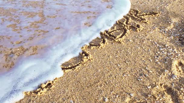 Επιγραφή Οκτώβριος Στην Άμμο Επιγραφή Απομακρύνεται Από Κύμα Της Θάλασσας — Αρχείο Βίντεο