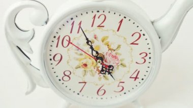 Çay zamanı geldi. Saat beşte. Zaman aşımı atışı.