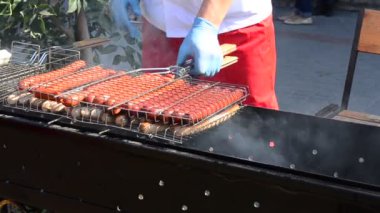 Brezilya usulü ızgara hazırlama işlemleri. Daha Brezilya 'da sosis hazırlama teknolojisi..