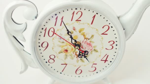 C'est l'heure du thé. Cinq heures. Prise de vue temporelle .