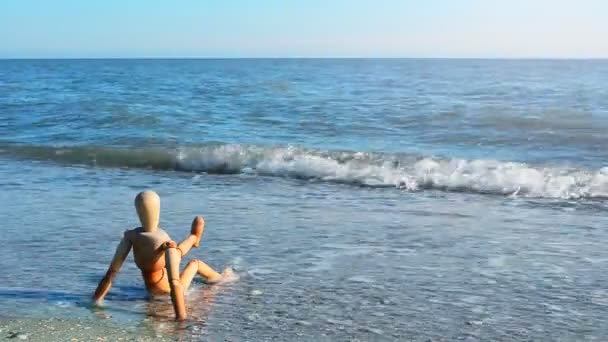 Den Lilla Mannen Trä Docka Stranden Skytte Stranden — Stockvideo