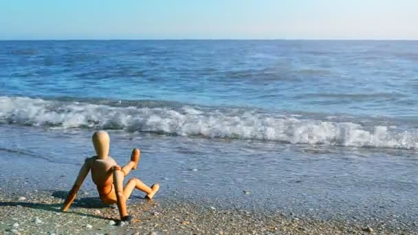 Ξύλινο Ανθρωπάκι Κούκλα Στην Παραλία Πυροβολισμοί Στην Παραλία — Αρχείο Βίντεο