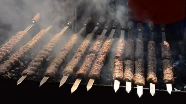 Egy Grillsütés Előkészítése Egy Brazilon Shish Kebab Készítésének Technológiája Egy — Stock videók