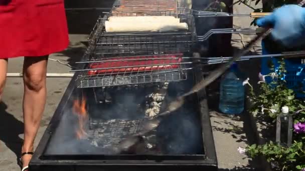 Processen Att Förbereda Grill Fräs Teknik För Beredning Korv Fräs — Stockvideo