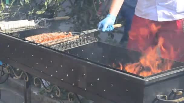 火鉢にバーベキューの準備のプロセス 火鉢におけるソーセージの調製技術 — ストック動画