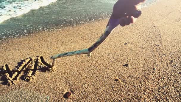 Das Wort Urlaub Auf Sand Strand Schießen Strand — Stockvideo