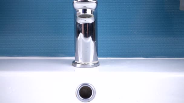 Acqua Del Miscelatore Porta Nel Lavandino Del Bagno Rallentatore — Video Stock