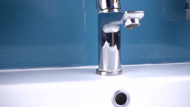 Water Uit Badmixer Stroomt Wastafel Badkamer Langzame Beweging — Stockvideo