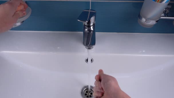 Dívka Umyje Ruce Mýdlem Nad Umyvadlem — Stock video