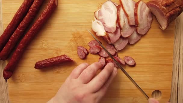 Cuoco Taglia Salsiccia Affumicata Con Pancetta Tagliere — Video Stock