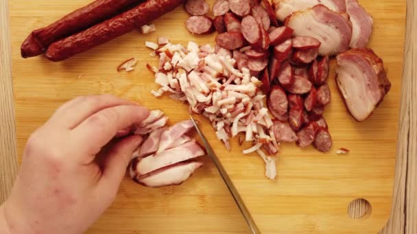 Cuisinier Coupe Des Saucisses Fumées Avec Bacon Sur Une Planche — Video