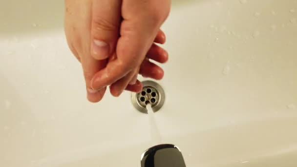 Mężczyzna Myje Ręce Mydłem Nad Umywalkami — Wideo stockowe