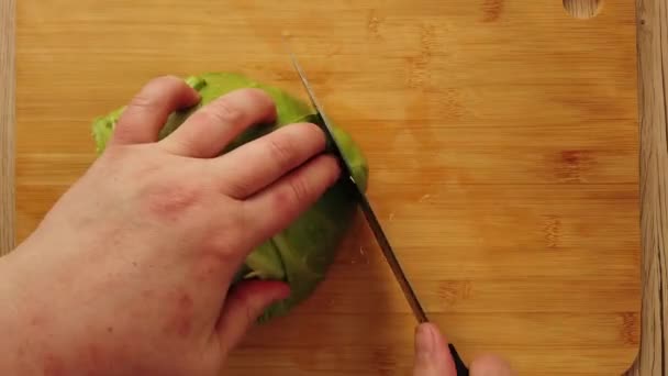 料理人はまな板の上のキャベツを切る — ストック動画