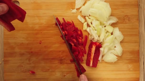 Der Koch Schneidet Paprika Auf Dem Schneidebrett — Stockvideo