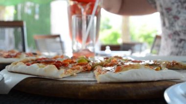 Pizzacıda pizza. Yazın çekim..