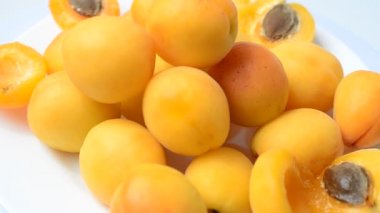 Tabakta kayısılar. Meyve çekimleri.