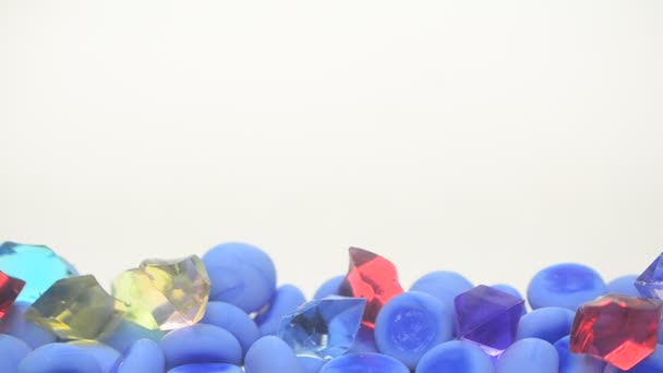 Mehrfarbige Kristalle Wasser Schießen Wasser — Stockvideo