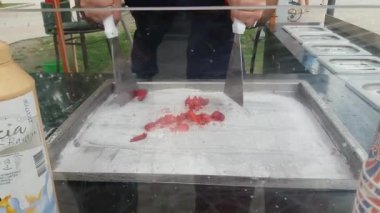 Dondurma rulosu. Elle dondurma üretimi. Tayland dondurması. Dondurma Yuvarlakları.