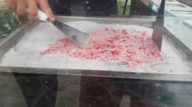 Dondurma rulosu. Elle dondurma üretimi. Tayland dondurması. Dondurma Yuvarlakları.