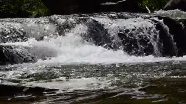Dağ nehri. Dağlarda çekim yapmak.