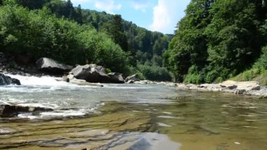 Dağ nehri. Dağlarda çekim yapmak.