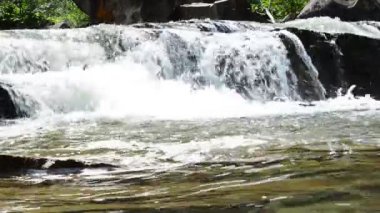 Dağ nehri. Dağlarda çekim yapmak.