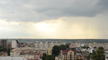 Şehir ve bulutlar. Ivano-Frankivsk, Ukrayna. Şehir ve bulutlar.