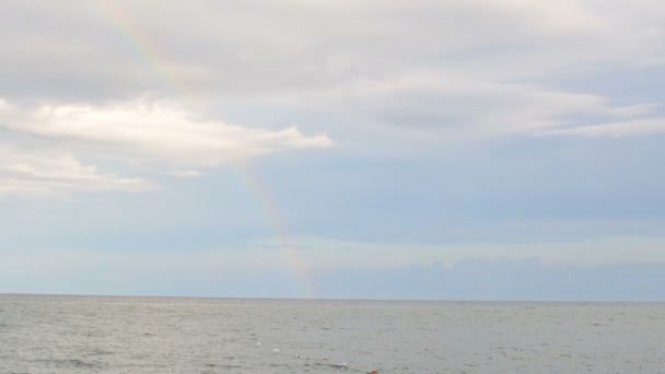 Regenbogen Über Dem Meer Zeitraffer Schießen Auf Dem Meer — Stockvideo