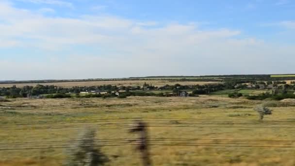 Vue sur le terrain depuis le train. Tir dans le mouvement .