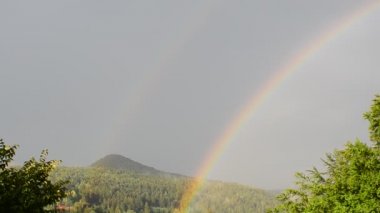 Dağın üzerinden gökkuşağı. Gökkuşağı vuruşu.