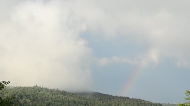 Dağın üzerinden gökkuşağı. Gökkuşağı vuruşu.