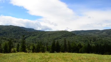 Dağlar ve bulutlar. Dağların vuruşu.